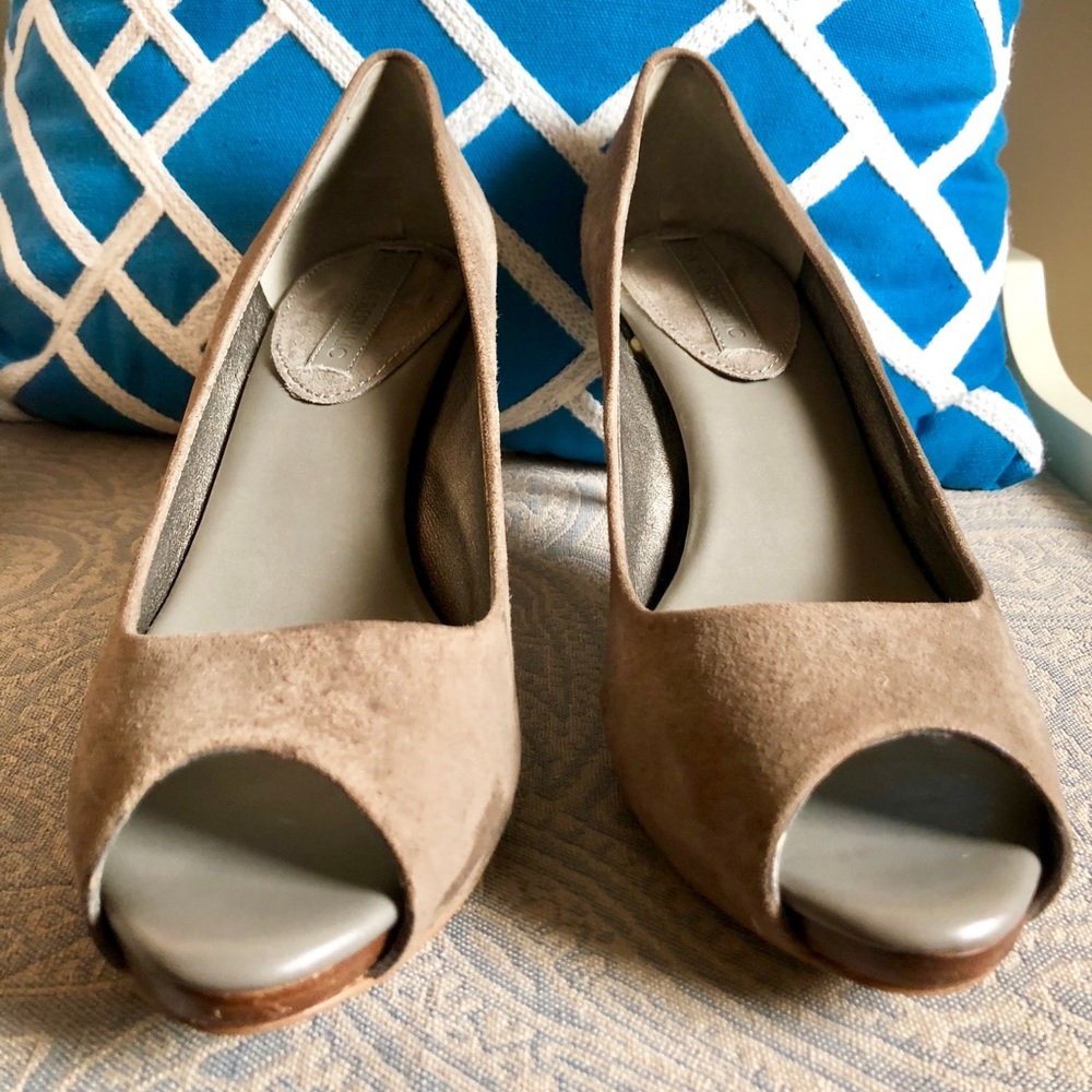BANANA REPUBLIC open toe tan heel